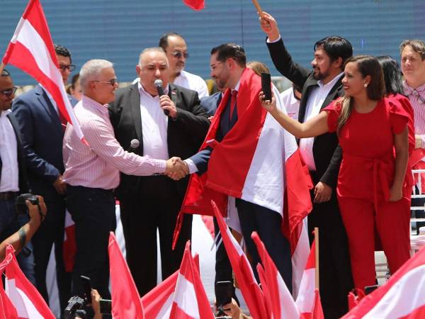 Arropado con la bandera rojo-blanco-rojo y tras un apretón de manos con el presidente del Partido Liberal, el diputado Jorge Cálix fue juramentado como miembro de la institución política, por la que buscará la candidatura a la presidencia de Honduras. A continuación un vistazo a la algarabía en el Consejo Central Ejecutivo del Partido Liberal por la suma de nuevos líderes.