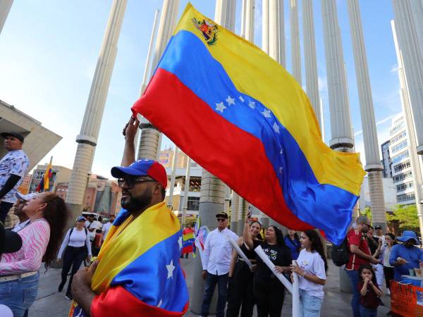 Los venezolanos que viven en Colombia participan en una protesta contra la ratificación de Nicolás Maduro como presidente de Venezuela en las elecciones del domingo 28 de julio.