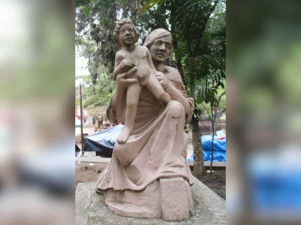 El Monumento a la Madre, una de las esculturas más queridas por los gracianos, está ubicada en el Parque Ramón Rosa.