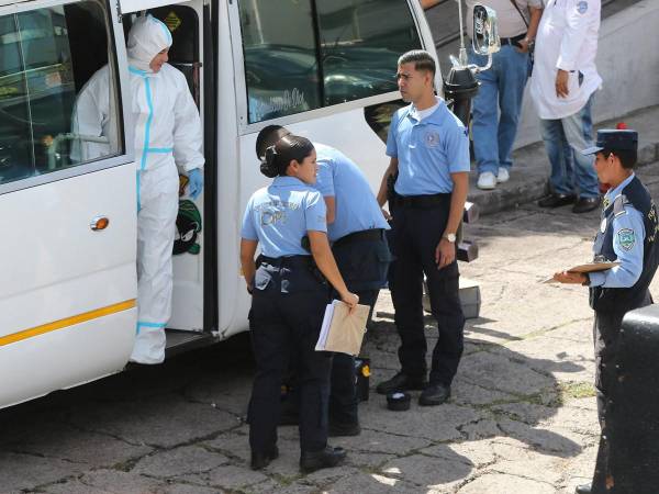 Un incidente se registró este lunes en Comayagüela, Honduras, cuando un hombre perdió la vida en el interior de un bus. Las imágenes del trágico percance.