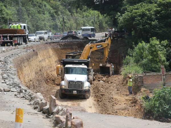 La reconstrucción total de esta vía se ejecuta desde la rotonda de La Laguna hasta la aldea El Guanábano.