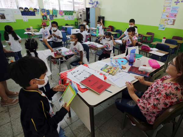 Los docentes en muchas ocasiones son quienes les brindan una mascarilla a los alumnos; los menores presentan problemas de salud.