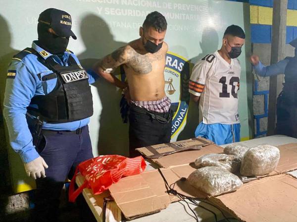 A los detenidos se les decomisó dos paquetes con supuesta marihuana, un revólver y municiones.