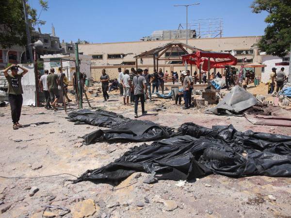 Los palestinos inspeccionan los daños en el lugar de un ataque israelí que afectó a una sala de oración improvisada en el campo de refugiados de al-Shati, al oeste de la ciudad de Gaza, el 13 de julio de 2024.