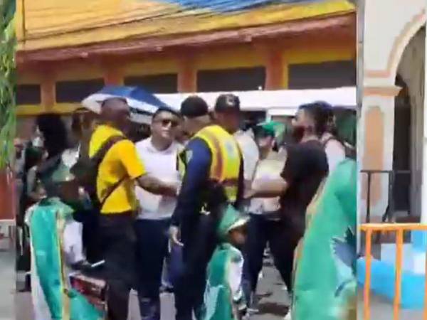 La confrontación entre un agente municipal y el docente en desfiles de La Ceiba, ha causado indignación.