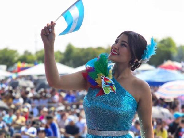 La presentadora hondureña Milagro Flores deslumbro con su atuendo en las fiestas patrias que se celebraron en Estados Unidos.