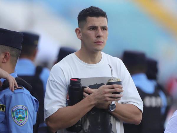 Oliver Benítez estuvo presente en el Nacional de Tegucigalpa para ver el clásico entre Olimpia y Motagua.