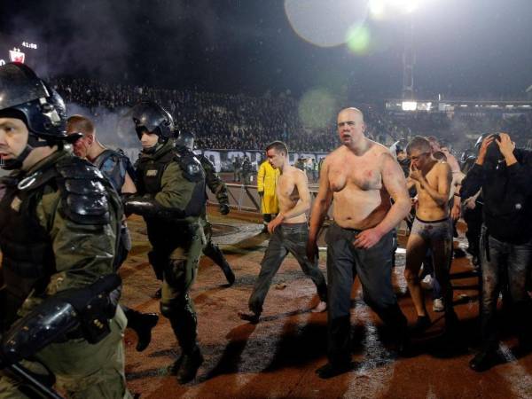 La policía serbia tuvo que intervenir para calmar a los hinchas.