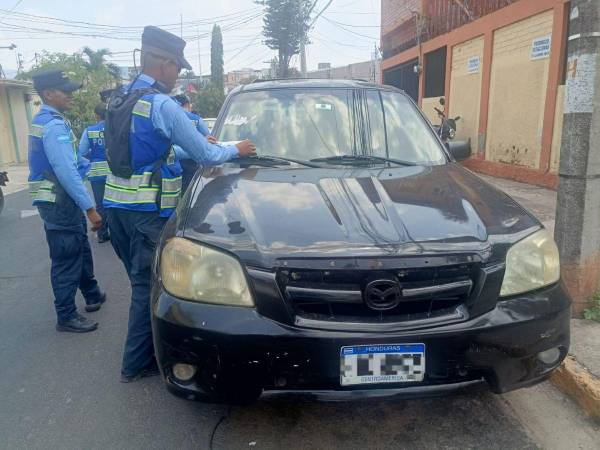 Los agentes de la DNVT realizan recorridos por la ciudad para sancionar a los conductores estacionados en lugares prohibidos.