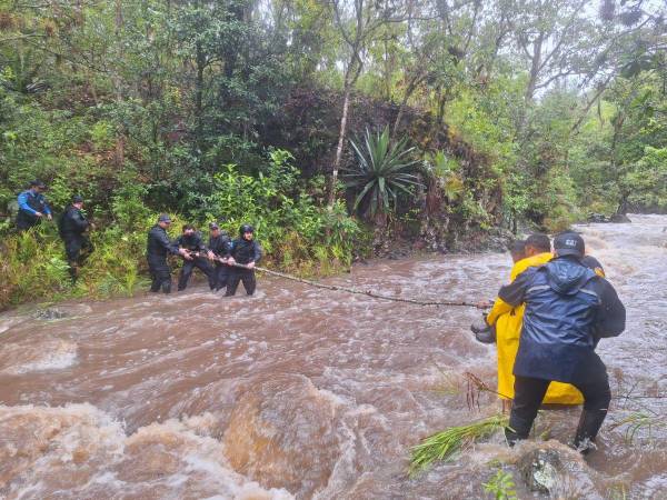 Solo cuatro de los cinco jóvenes han sido hallados por las autoridades, las lluvias y la condición del terreno han dificultado la búsqueda.