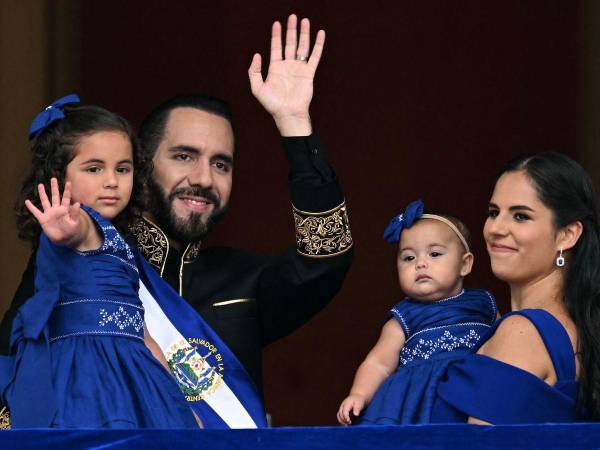 Vestidas de azul, color alusivo al color de la bandera de El Salvador, las hijas y esposa del presidente Nayib Bukele asistieron a su segunda toma de posesión en la Plaza Gerardo Barrios en San Salvador, capital salvadoreña. Gabriela Rodríguez y las pequeñas, Leyla y Aminah lucieron elegantes durante la envestidura presidencial. A continuación las imágenes.