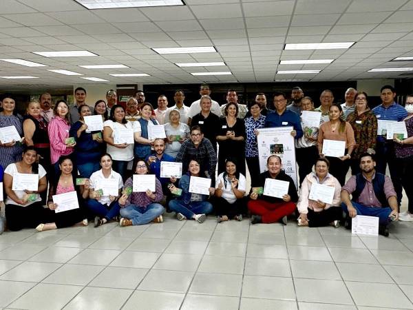 Los directores y docentes que participaron del taller de uso de tecnología y STEAM.