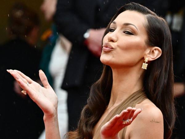 En la alfombra roja de Cannes 2024, Bella Hadid revive la tendencia de los vestidos transparentes con un look atrevido.