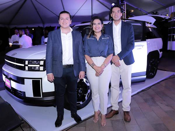 <i>El equipo ejecutivo de Excel y Hyundai celebra el lanzamiento de la totalmente nueva Hyundai Santa Fe 2025.</i>