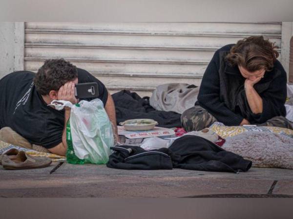 Florida aprueba ley que prohíbe a personas sin hogar dormir en espacios públicos como aceras, parques y playas.