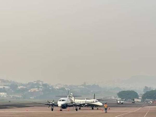 La capa de humo dificulta las operaciones en las diferentes terminales aéreas del país.