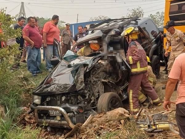 El choque entre una camioneta y un autobús en la carretera CA-5 resultó en el severo daño del vehículo con placas HEB 5534, especialmente en el área del asiento delantero, donde quedó atrapada la conductora.