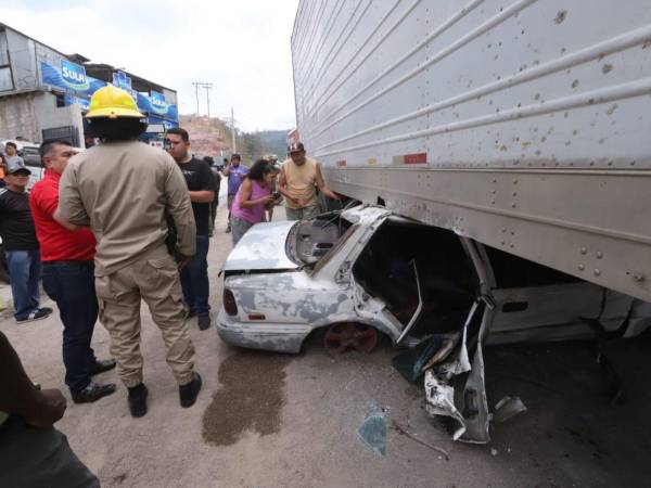 Dos menores de edad y un taxista sobrevivieron de milagro luego que la unidad en la que se conducían fuera impactada por una pesada rastra en la calle principal de la colonia Villa Nueva, en la capital de Honduras.