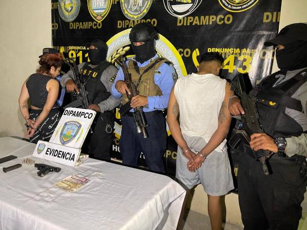 En el momento de su captura se les decomisó dinero producto del cobro de extorsión, un arma de fuego, municiones y un celular.