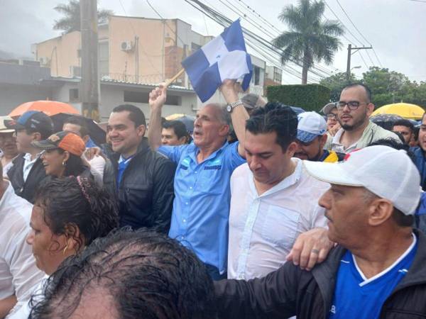 A pesar de la lluvia, varias personas se movilizaron este sábado 29 de junio, en rechazo al Foro de Sao Paulo, un evento llevado a cabo en Tegucigalpa, la capital de Honduras, y que reunió a diferentes líderes socialistas de la región. A continuación los detalles de la marcha de oposición.