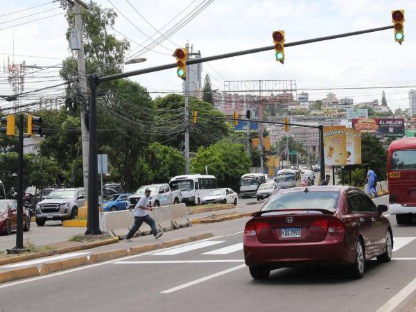 En el bulevar Suyapa, frente al Hospital Escuela, el sistema de semáforos vehiculares y peatonales fue instalado la semana pasada.