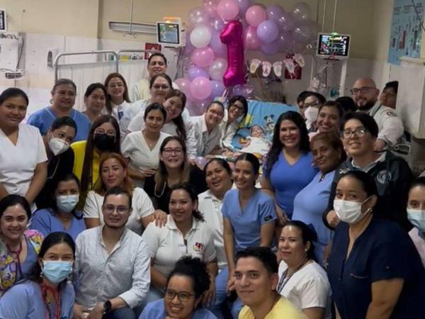 La pequeña Patricia celebró su año de vida con el personal médico, familia y padrinos en el Materno Infantil.