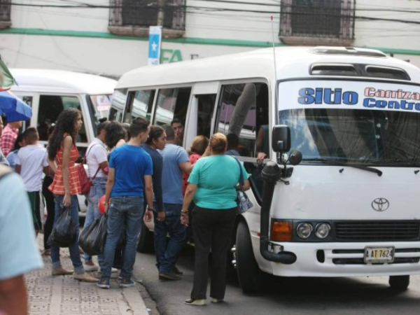 El transporte es un caos; mientras unos piensan en bonos y pago de extorsión, el usuario solo deberá acoplarse a lo que se elija.