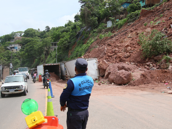 Conductores tienen que manejar con precaución debido a que todavía hay rocas que obstruyen la calle que conduce a la salida a Danlí.