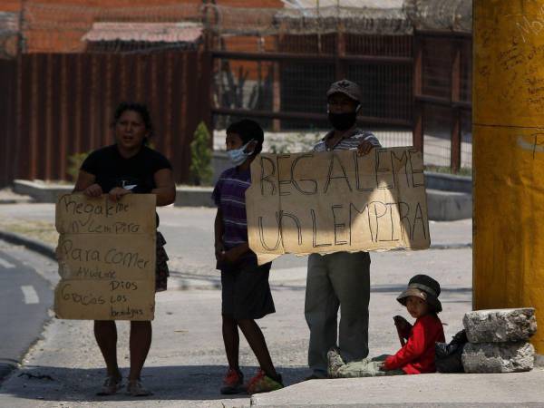 En Tegucigalpa se puede presenciar cómo las familias salen a las calles a pedir ayuda alimentaria debido a su necesidad.