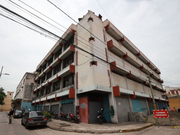 En el centro de la capital se puede encontrar hasta una cuadra completa de edificios no ocupados por sus dueños.