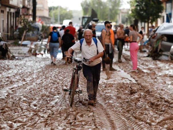 España ya contabiliza más de 150 muertos, pero los equipos de socorro siguen explorando la zona afectada.