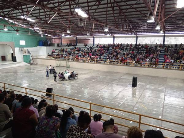 En la reunión se abordó temas del comportamiento de los alumnos tanto como con las autoridades de los colegios como con sus padres.