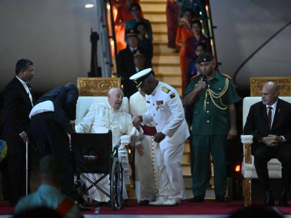 Papa Francisco a su llegada al aeropuerto de Papúa Nueva Guinea fue recibido con una ceremonia por el vice primer ministro, John Rosso.