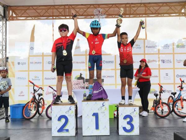 Los ganadores de la categoría masculina de 9-10 años en la Vuelta Ciclística de El Heraldo.