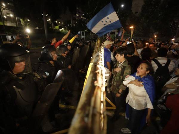 Los manifestantes se encontraron con vallas en su trayecto hacia Casa Presidencial.