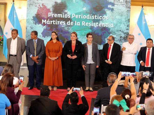 La presidenta Xiomara Castro entregó los premios Mártires de la Resistencia a ocho comunicadores, destacando su administración basada en el respeto a los derechos humanos y la libertad de protesta.