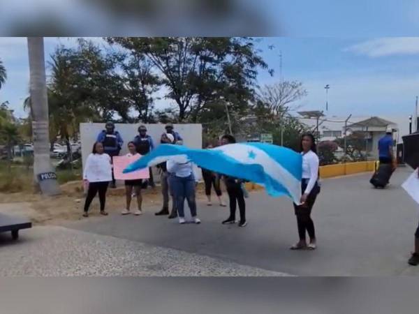 La entrada principal del Aeropuerto de Roatán estuvo tomada por varias horas este sábado.