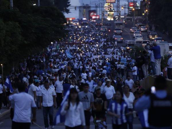 La marcha de las antorchas, convocada este viernes frente a la colonia Kennedy, avanzó hacia la Casa Presidencial para exigir la renuncia de la presidencia Xiomara Castro.