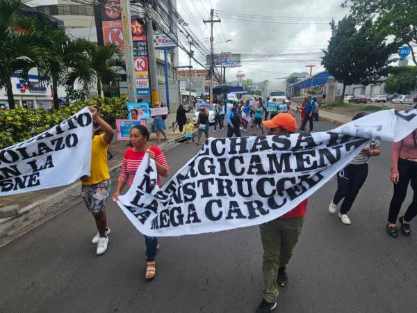 La movilización de la comunidad misquita se desarrolló en el bulevar Suyapa hasta llegar a Casa Presidencial, reiterando la no construcción de la cárcel en Islas del Cisne.