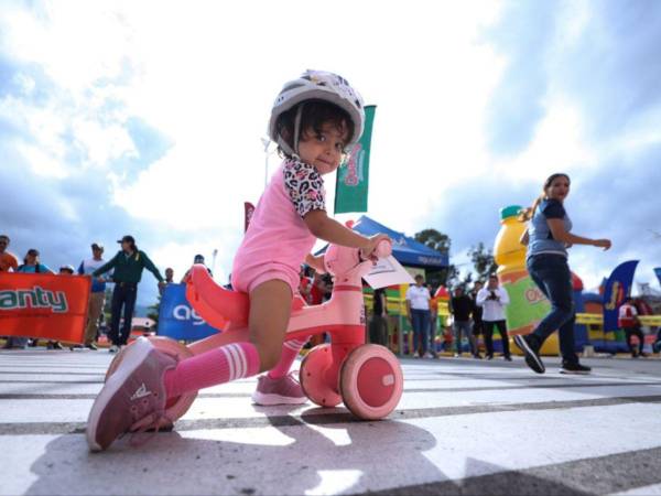 A bordo de su cuatriciclo rosa, del mismo color de su atuendo, la pequeña Joy Marie Hebberth González cautivó al público en la décima edición de la Vuelta Ciclística Infantil 2024 en la categoría de cero a cuatro años. Aquí sus fotos.