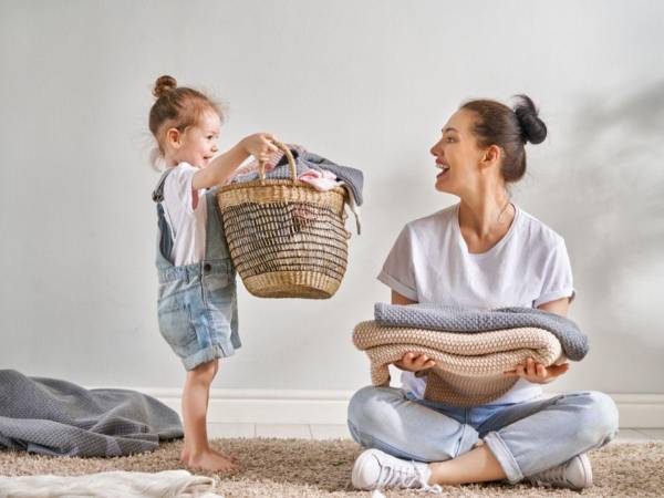 La participación de los hijos en las labores domésticas es un componente esencial para fomentar valores de responsabilidad y colaboración desde una edad temprana.