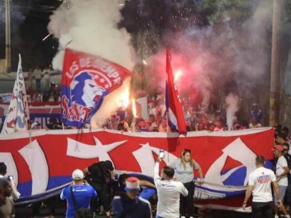 El clásico moderno entre Olimpia y Real España generó momentos y sentimientos encontados al recordar la muerte de Demetri Gordon, la fiesta de afición merengue.