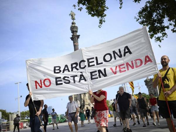 Miles de personas se manifestaron en Barcelona contra la masificación turística y sus efectos para los habitantes de la ciudad, sumándose a marchas similares en distintos puntos de España. Con carteles donde patentaban su malestar, miles salieron a las calles para decir “Ya basta” y “Barcelona no están en venta”.