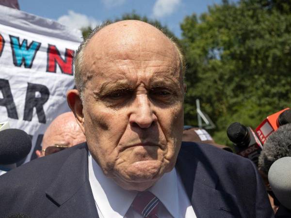 Además, Guiliani enfrenta una demanda por una exempleada de acoso sexual y robo de salario.