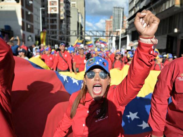 “Uh, ah, Maduro no se va”, se escuchaba al paso de la marcha.