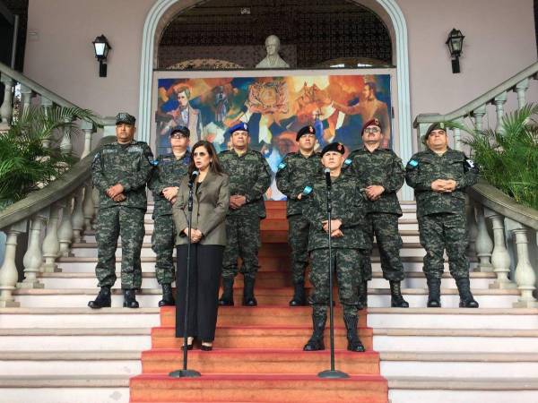 Rixi Moncada fue nombrada como secretaria de Defensa debido a la renuncia de José Manuel Zelaya tras que su padre revelara que se reunió con narcotraficantes.