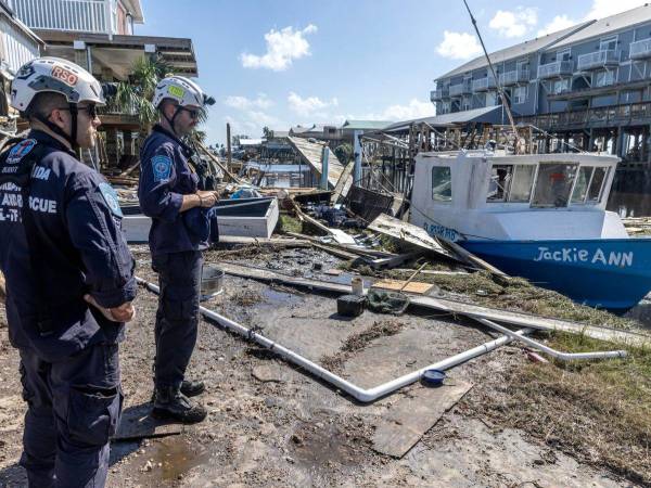 Helene llegó a la costa sureste de Florida el jueves por la noche como un huracán de categoría 4, avanzando hacia el norte con fuertes lluvias y vientos intensos.