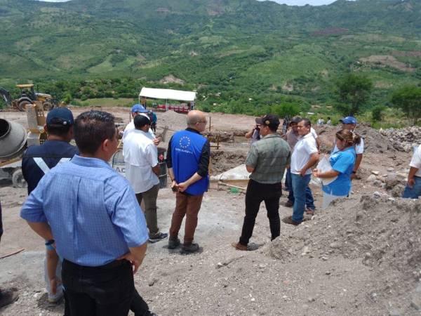 Representantes de la Unión Europea conocieron el desarrollo de las obras para mejorar el agua en 13 comunidades.