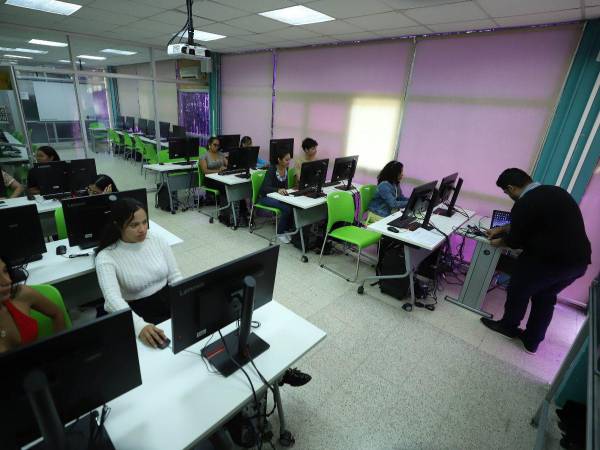 Muchos docentes de la UNAH tienen que reservar en el Centro de Recursos de Aprendizaje (CRA) porque sus carreras no tienen computadoras en sus laboratorios.