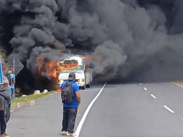 El bus quedó convertido en chatarra tras ser envuelto por las voraces llamas en la CA-5.